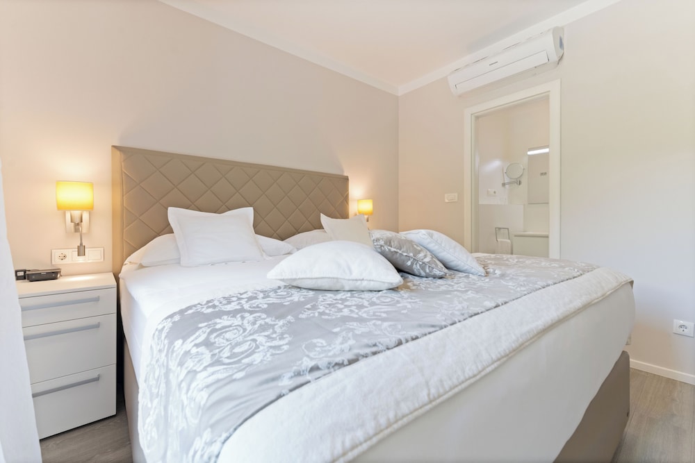 Apartment, 2 Bedrooms, Sea View photo 3