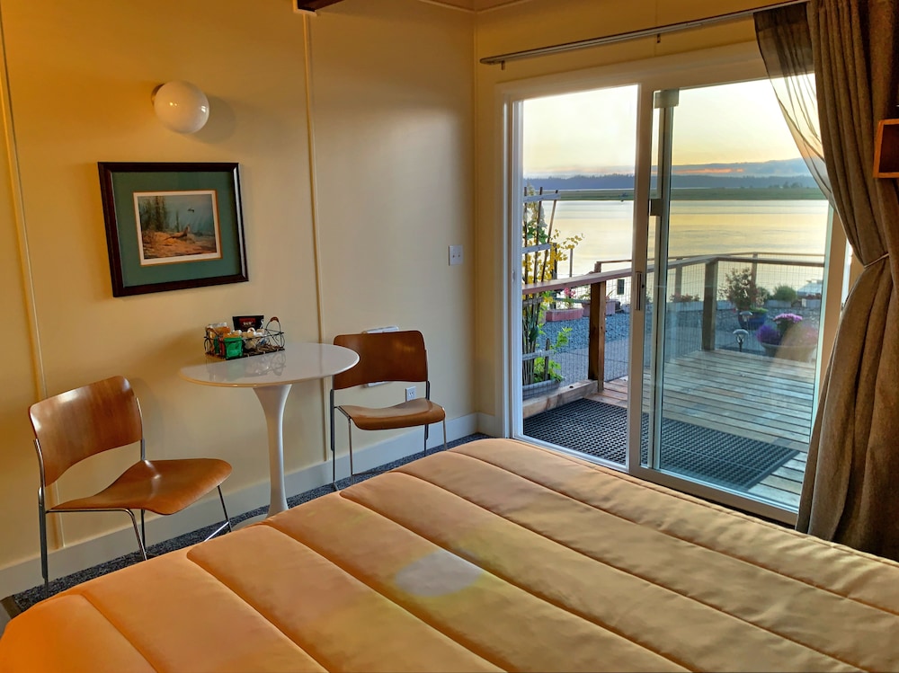 8. Sunset Room (No Pets) Jetted Tub photo 2