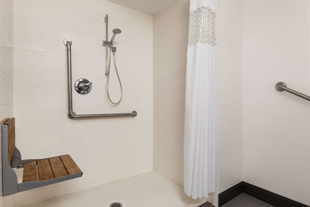 Room, 2 Queen Beds, Accessible, Non Smoking (Roll-in Shower)