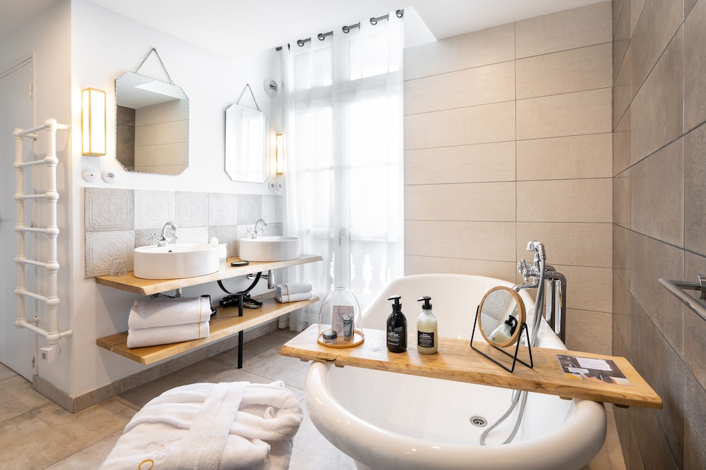 Suite Classique, 1 très grand lit, baignoire (Roomy Suite) Suite Classique, 1 très grand lit, baignoire (Roomy Suite)
