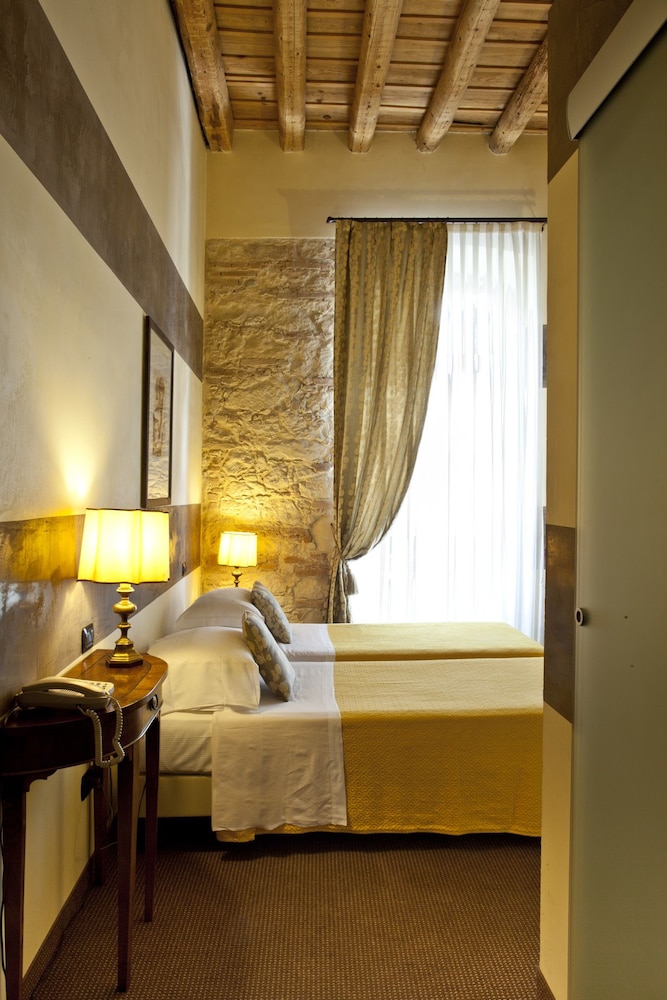 Standard Double Room - Photo 4