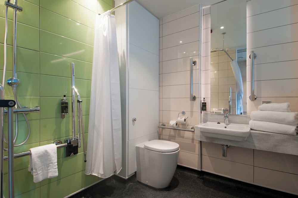 Standard Double Room, Roll-in Shower