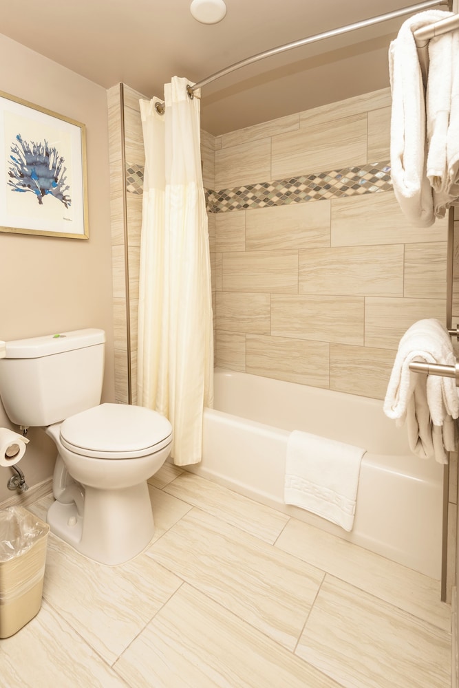 Aston Waikiki Beach Tower: Deluxe Condo, Lanai, Ocean View photo