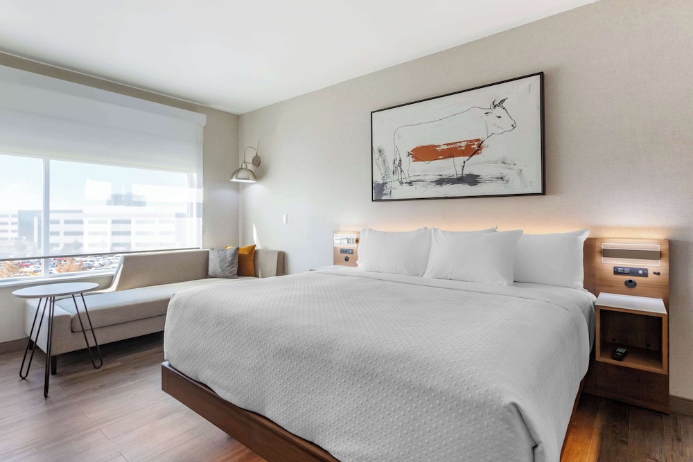 Premium Suite, 1 King Bed, Non Smoking - Photo 3