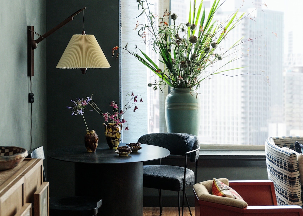 Premier Suite, 1 King Bed, City View, Corner