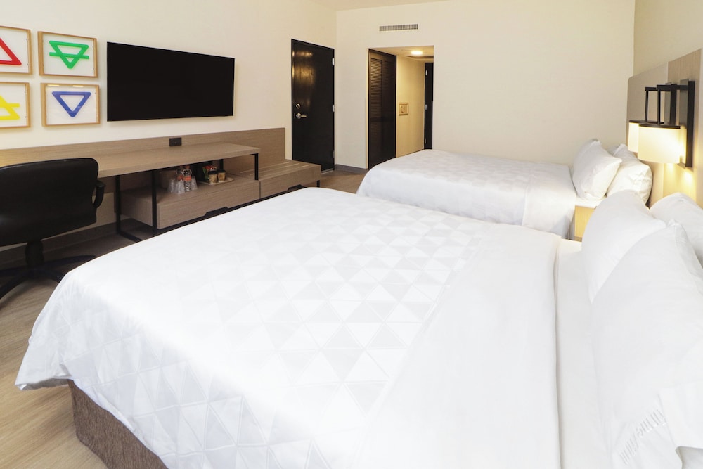 Standard Room, 2 Queen Beds, Club Lounge Access (Club Floor) - Photo 1