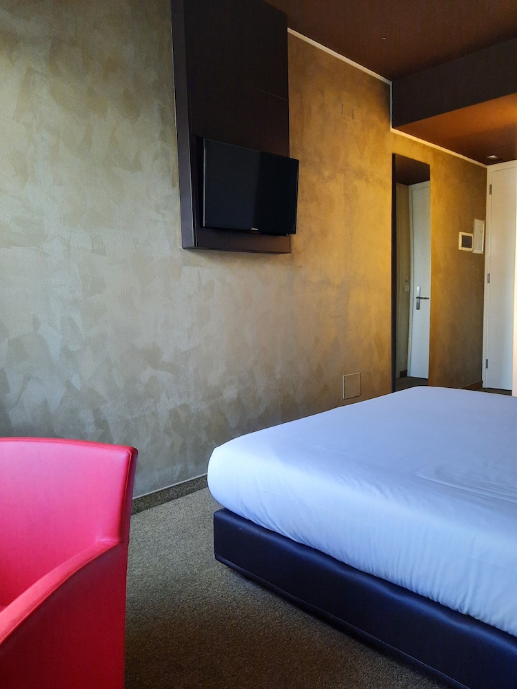 Economy Room, 1 Double Bed, Non Smoking (Small Room) - Photo 2