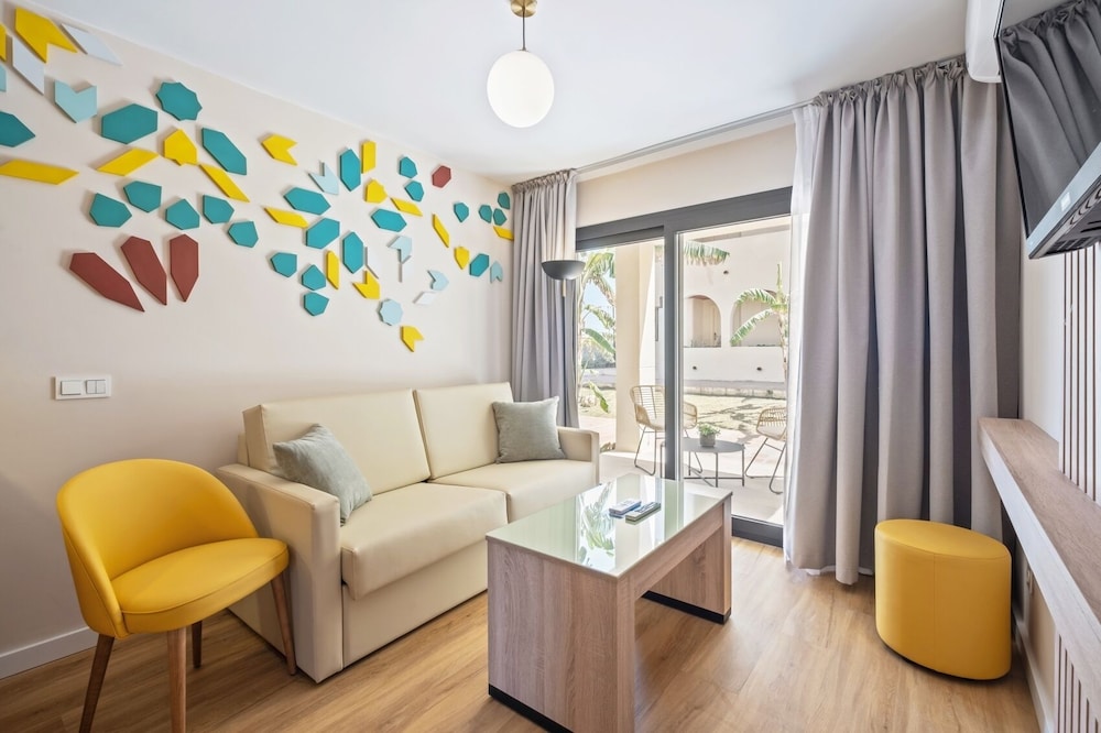 Junior Suite, Pool View (2+1) photo 3