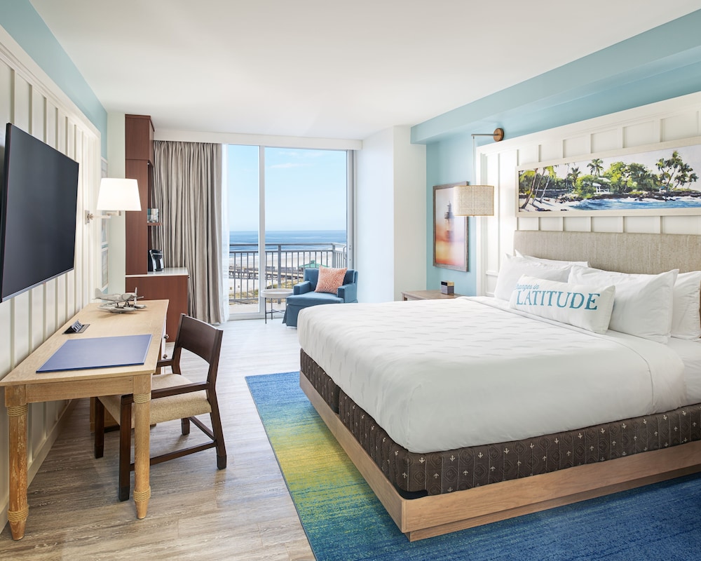 Deluxe Room 1 King Bed Partial Ocean View with Balcony - Photo 1