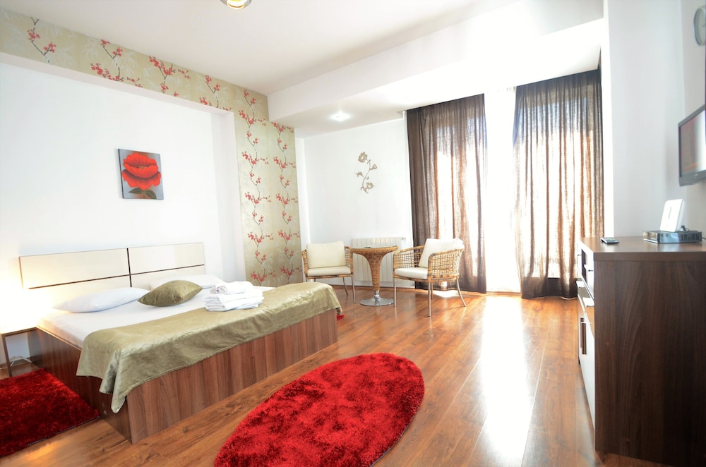 Basic Studio, Kitchenette, City View photo 3