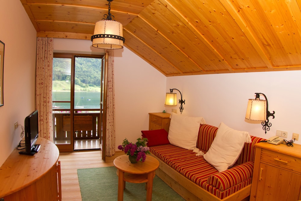 Comfort Room, Balcony, Lake View photo 1