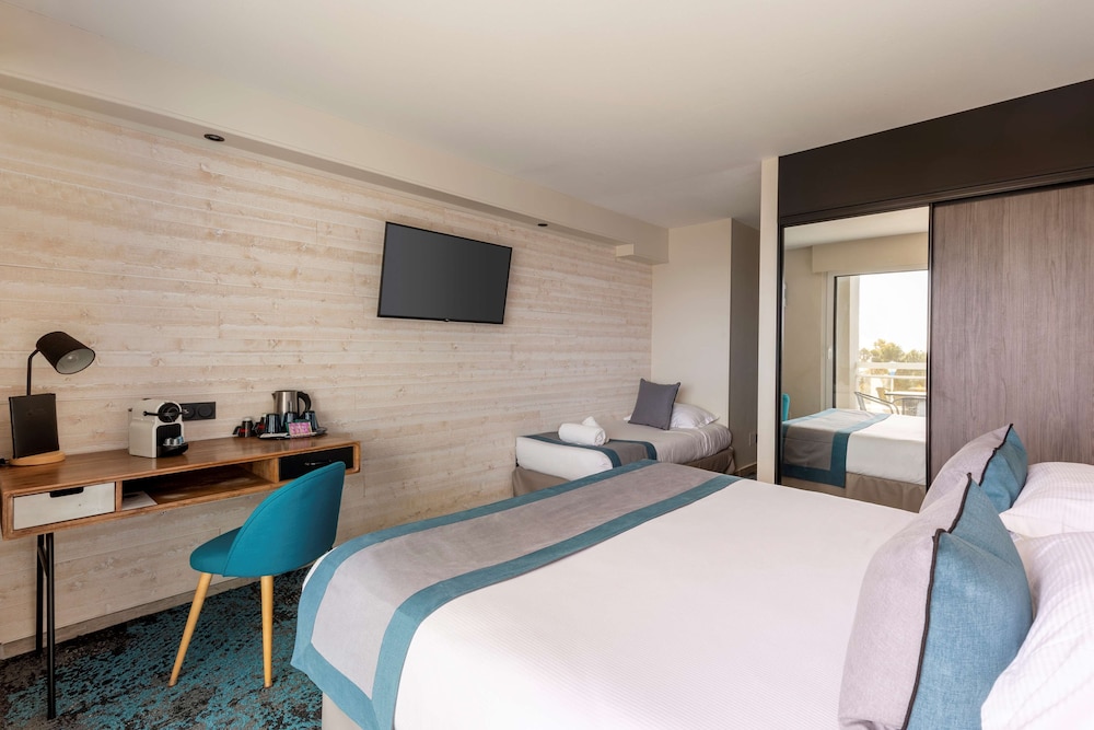 Standard Room, Multiple Beds, Non Smoking, Sea View (Twin bed on request) - Photo 2