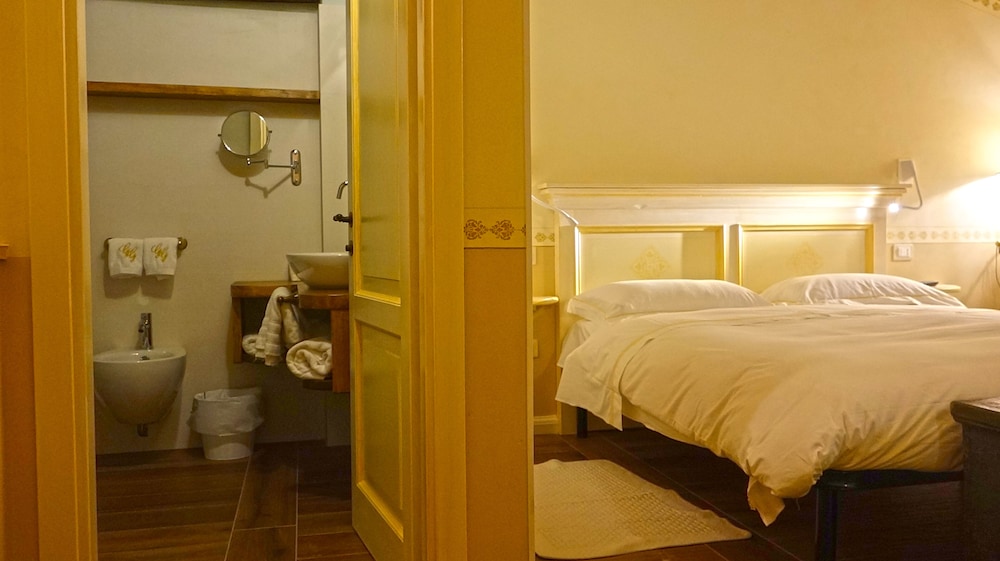 Deluxe Double Room - Photo 14
