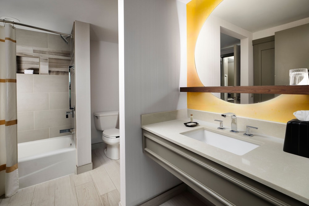 Suite, 1 Bedroom - Photo 8