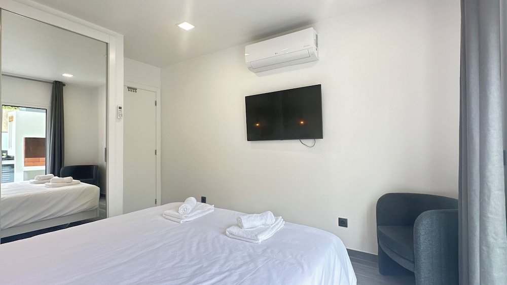 Deluxe Apartment, Balcony, Beachside photo 1