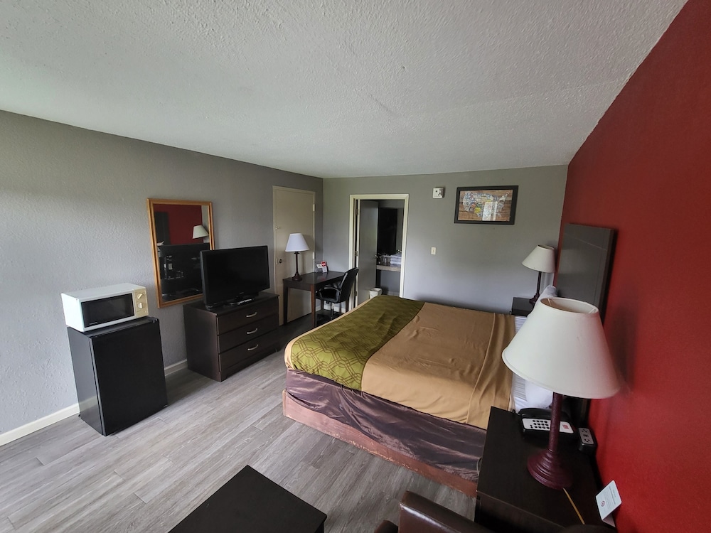 Standard Room, 1 King Bed, Smoking - Photo 10