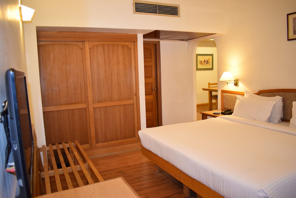 Suite, 1 King Bed photo 2