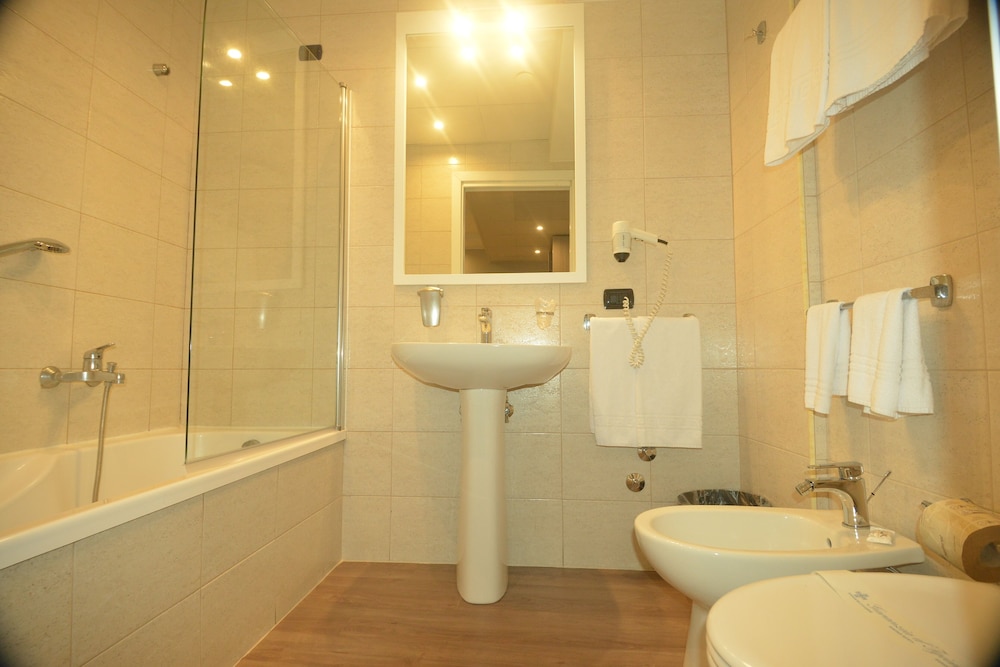 Standard Single Room thumbnail 5