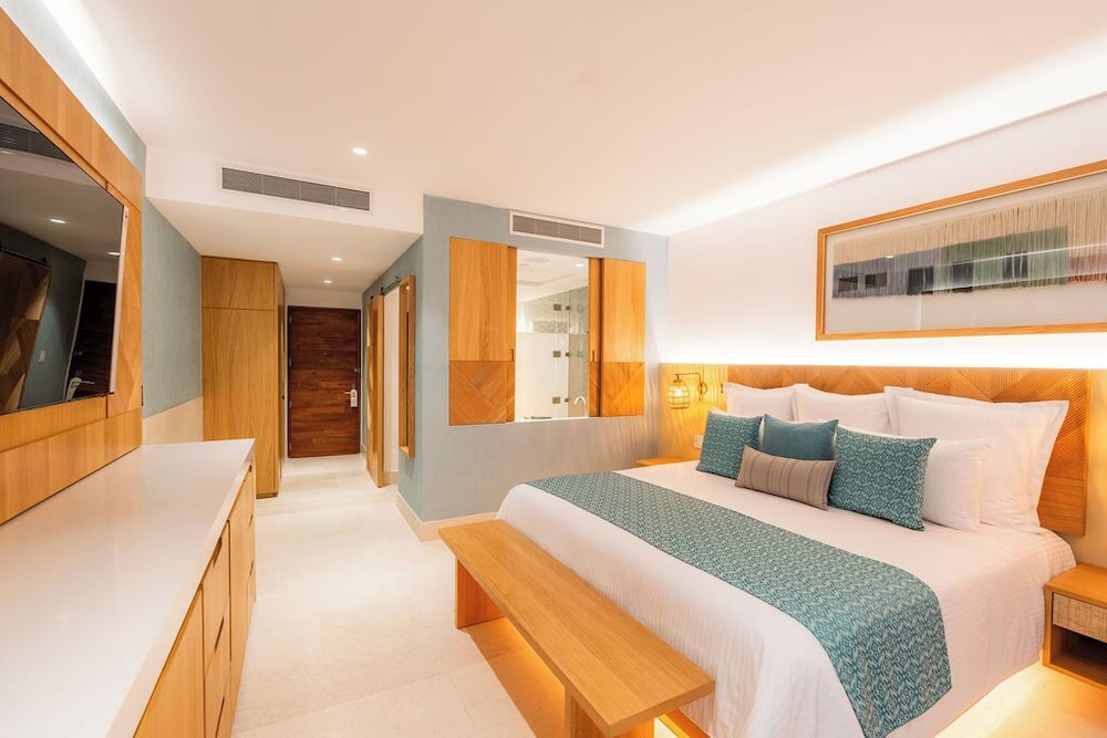 Deluxe Junior Suite Ocean View King - Photo 4