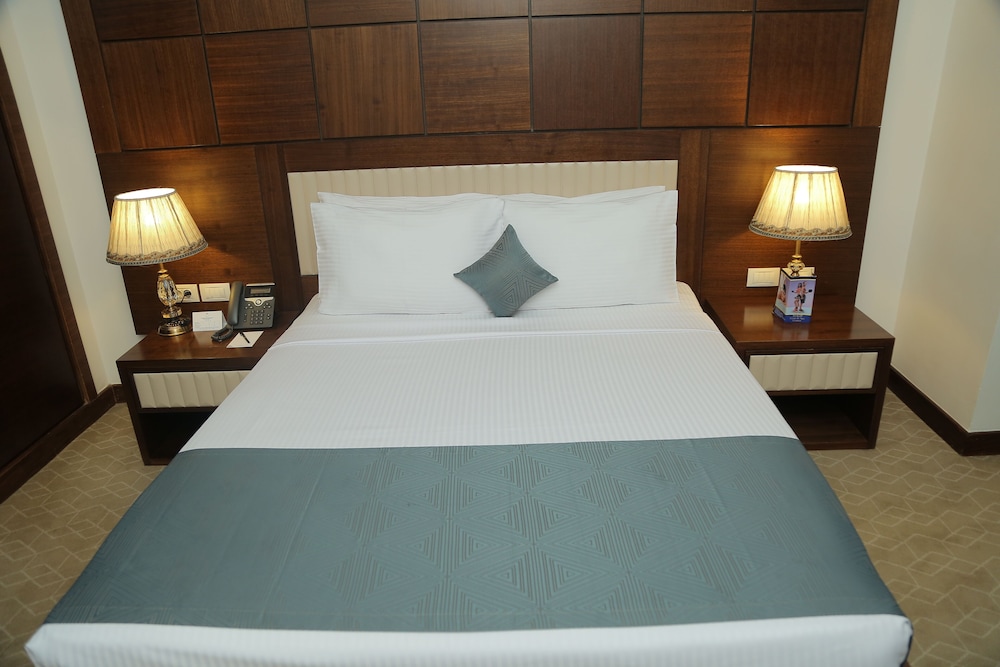 Standard Room, 1 Queen Bed, City View - Photo 12