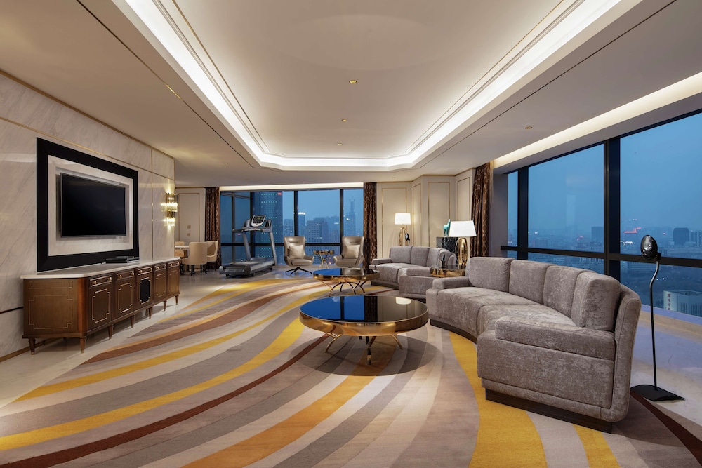 Presidential Suite, 1 King Bed, City View thumbnail 5