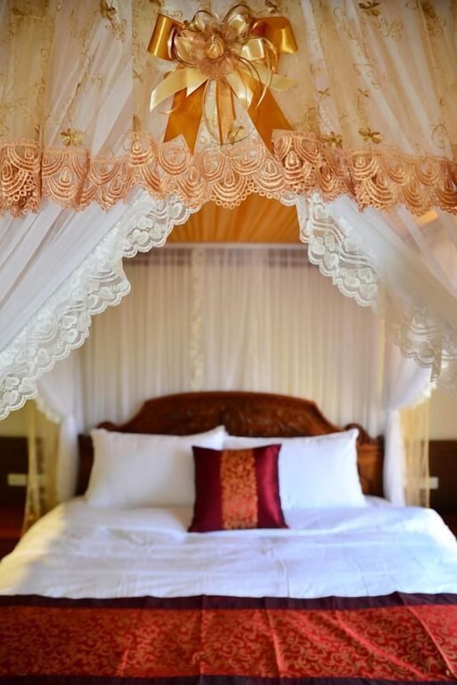 Queen Bed photo 3