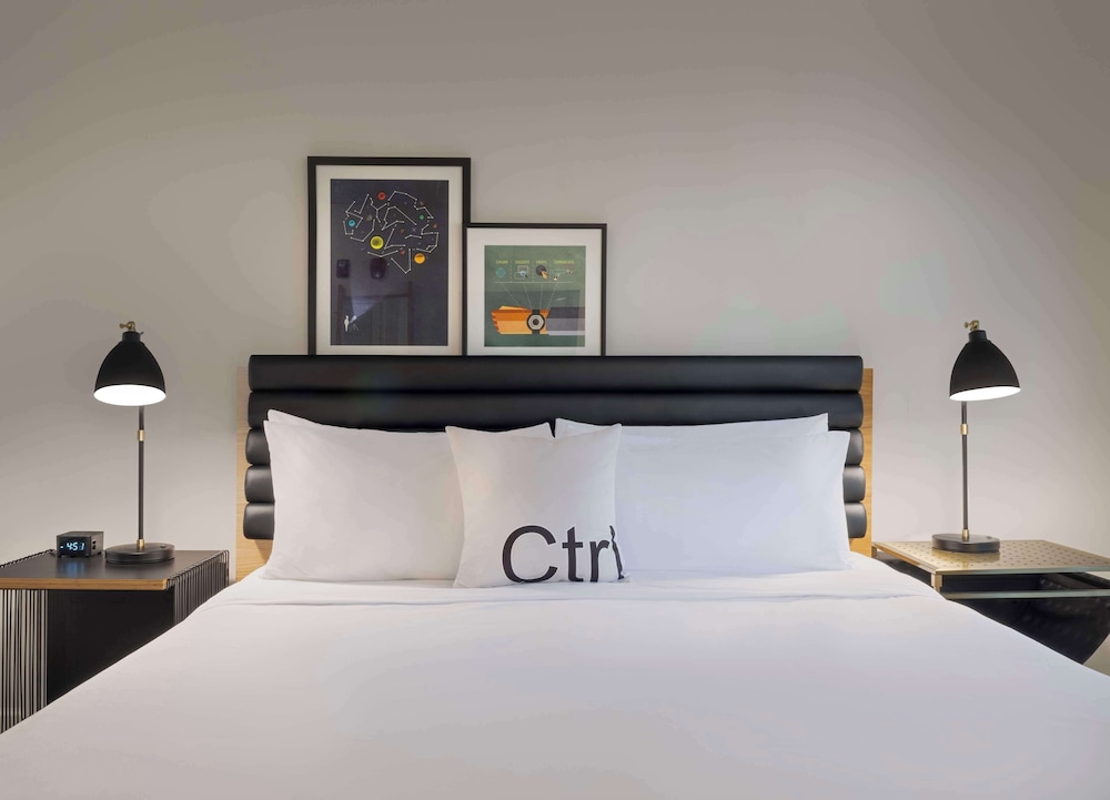 Room, 1 King Bed, Accessible, Corner (Hearing) - Photo 2