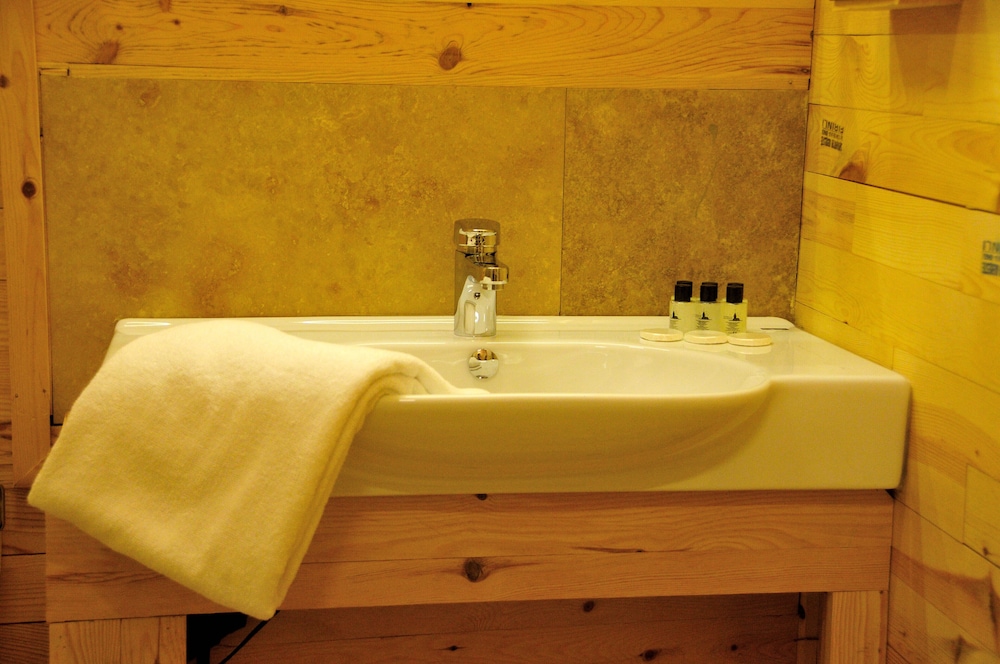 Standard Room, 2 Double Beds, Non Smoking, Mountain View photo 2