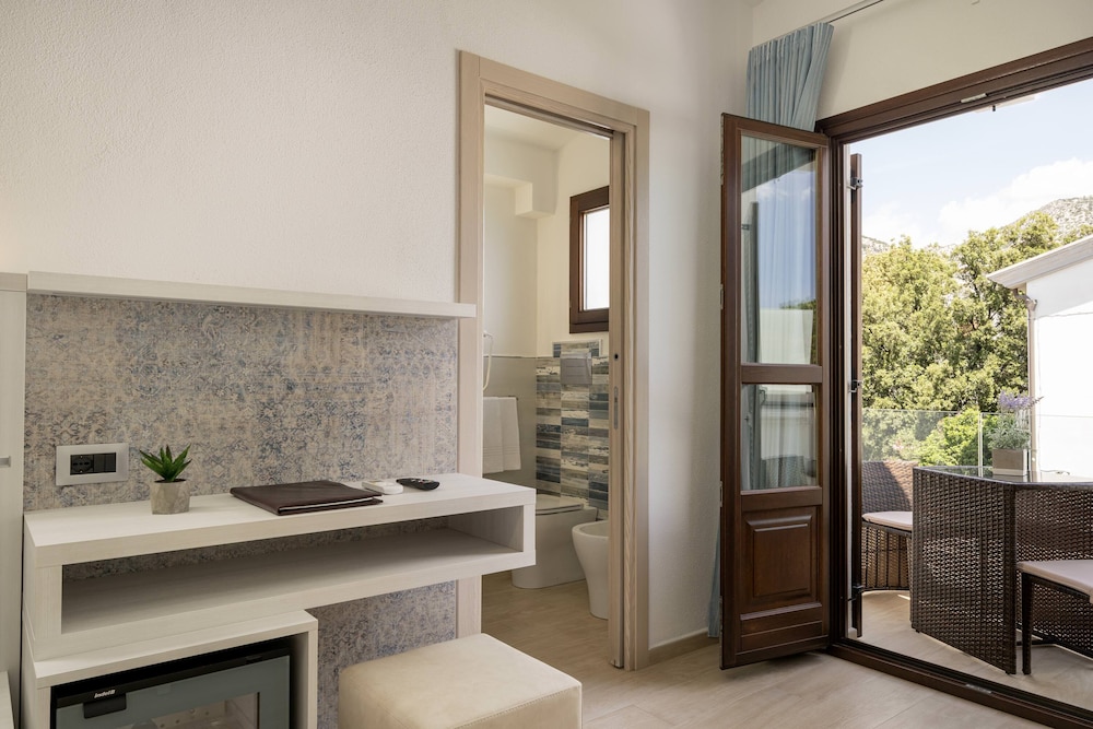 Comfort Room, Balcony, Partial Sea View - Photo 5