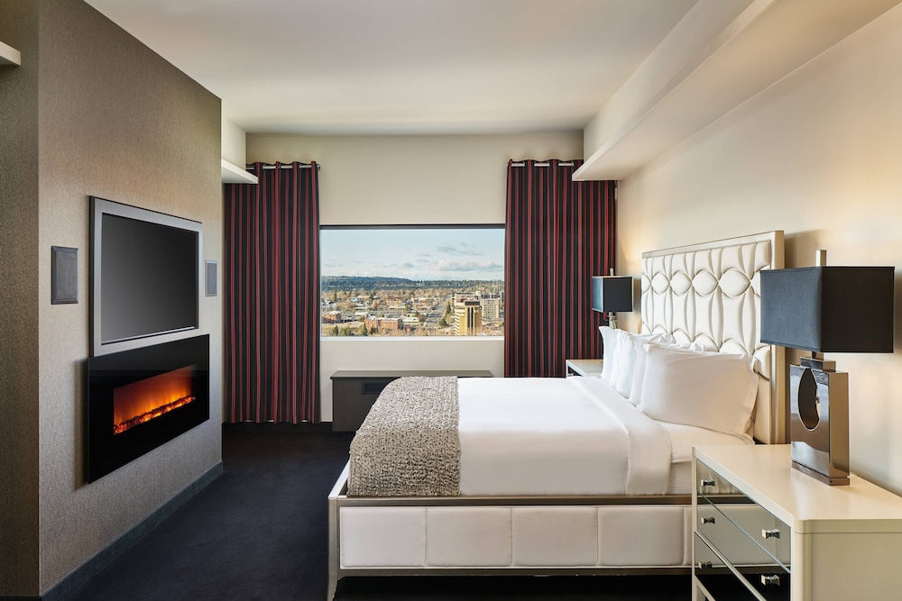 Junior Suite, 1 King Bed, Fireplace (Mobility Accessible, Roll-In Shower) photo 2