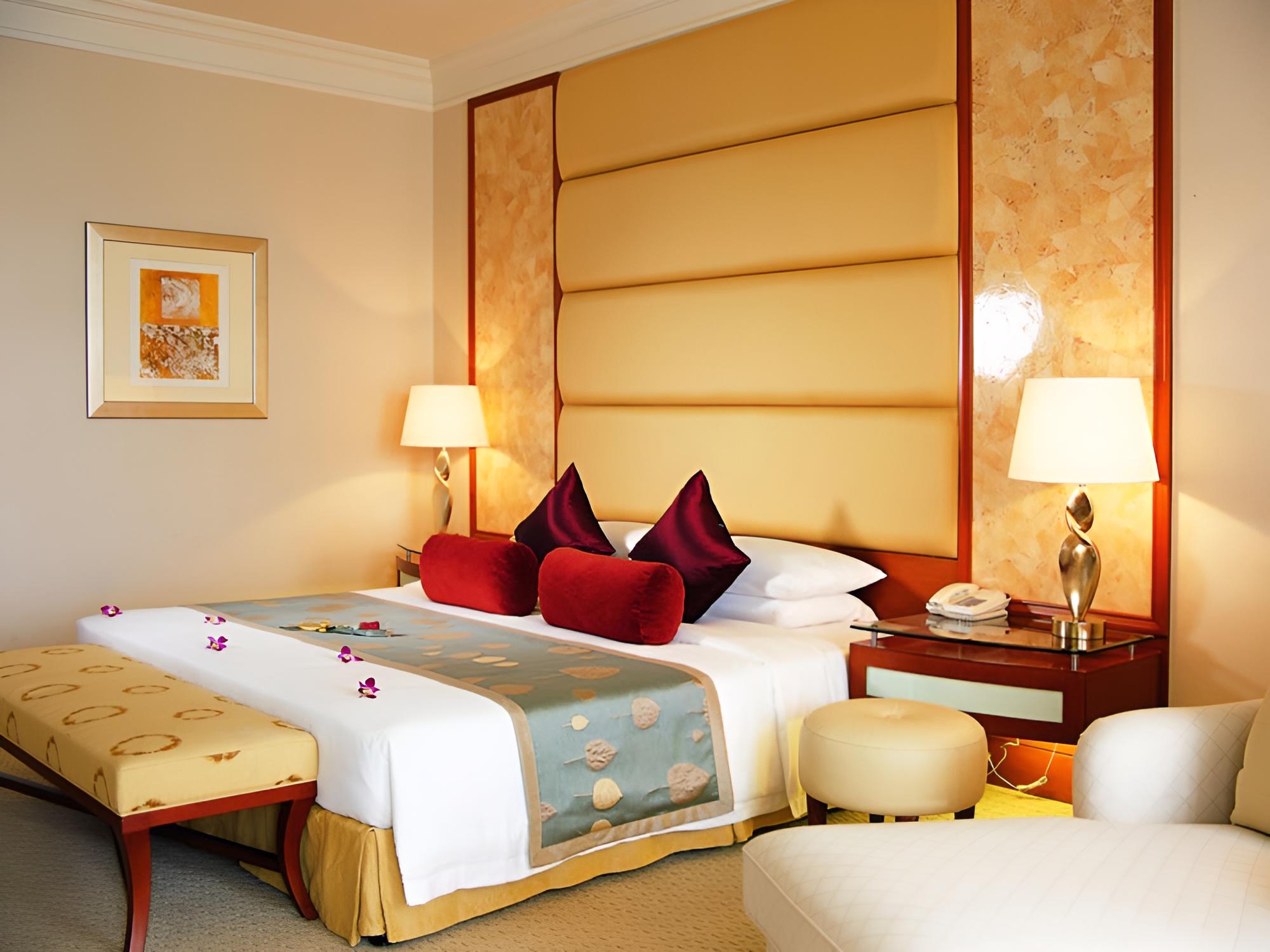 Deluxe Suite with Golf View photo 2