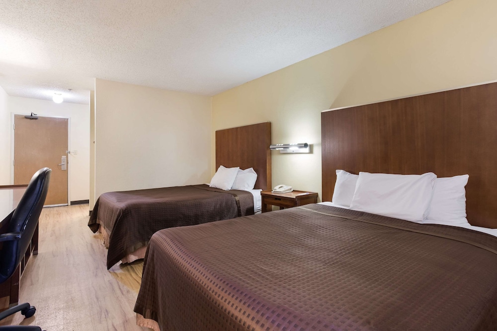 Standard Room, 2 Queen Beds, Non Smoking - Photo 4