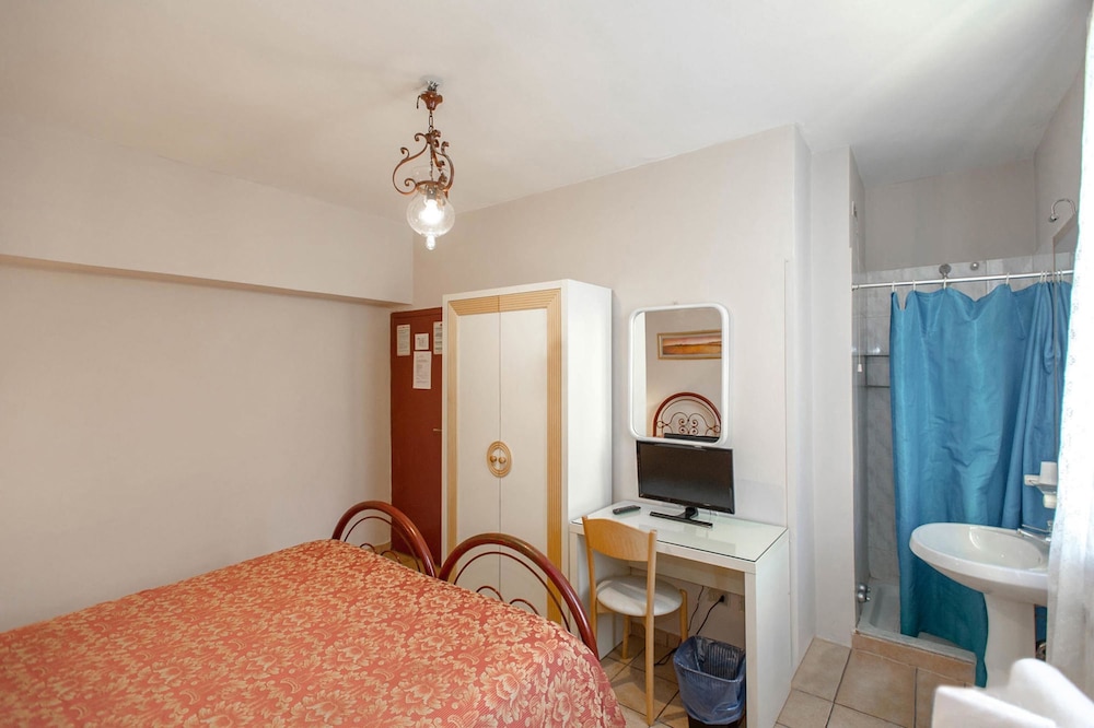 Economy Double or Twin Room, Shared Bathroom photo 2
