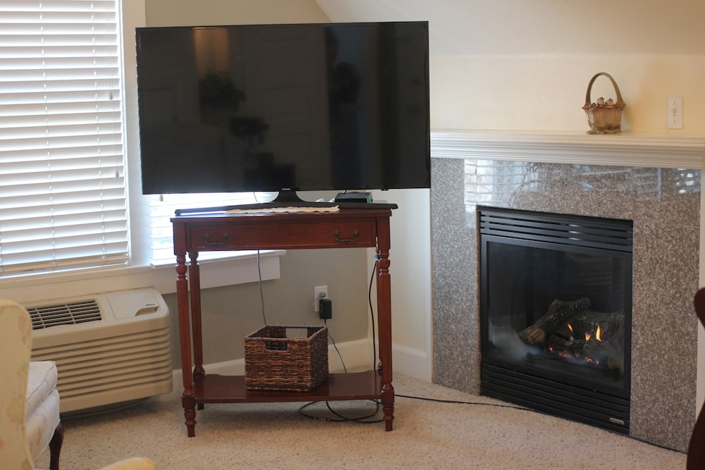 Romantic Penthouse, Ensuite, Mountain View (Rosewood-6) photo 2