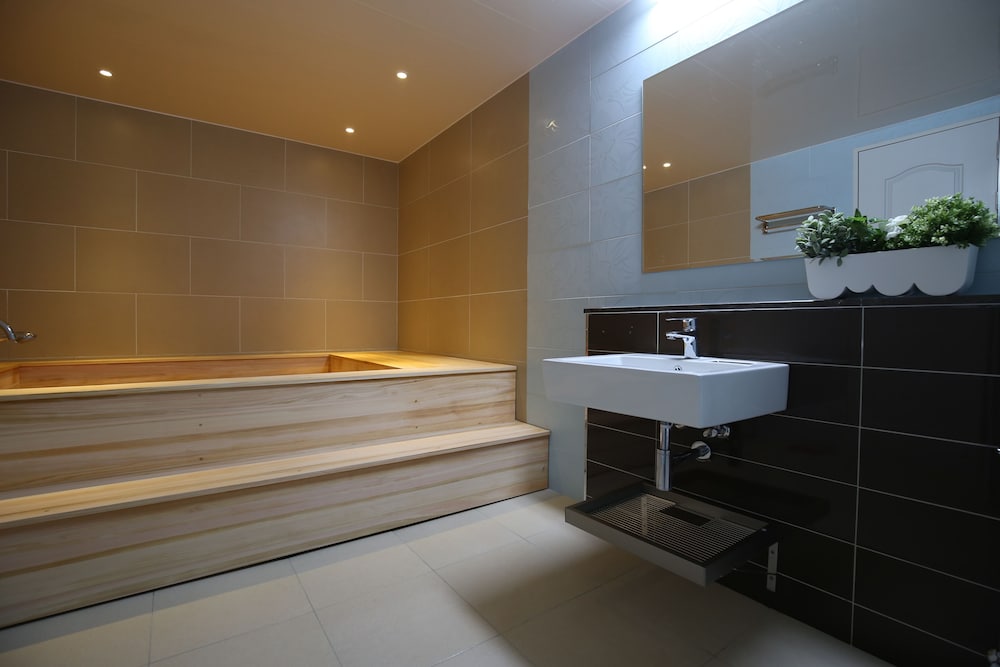 Deluxe  Ondol Room, Hinokki Bath photo 2