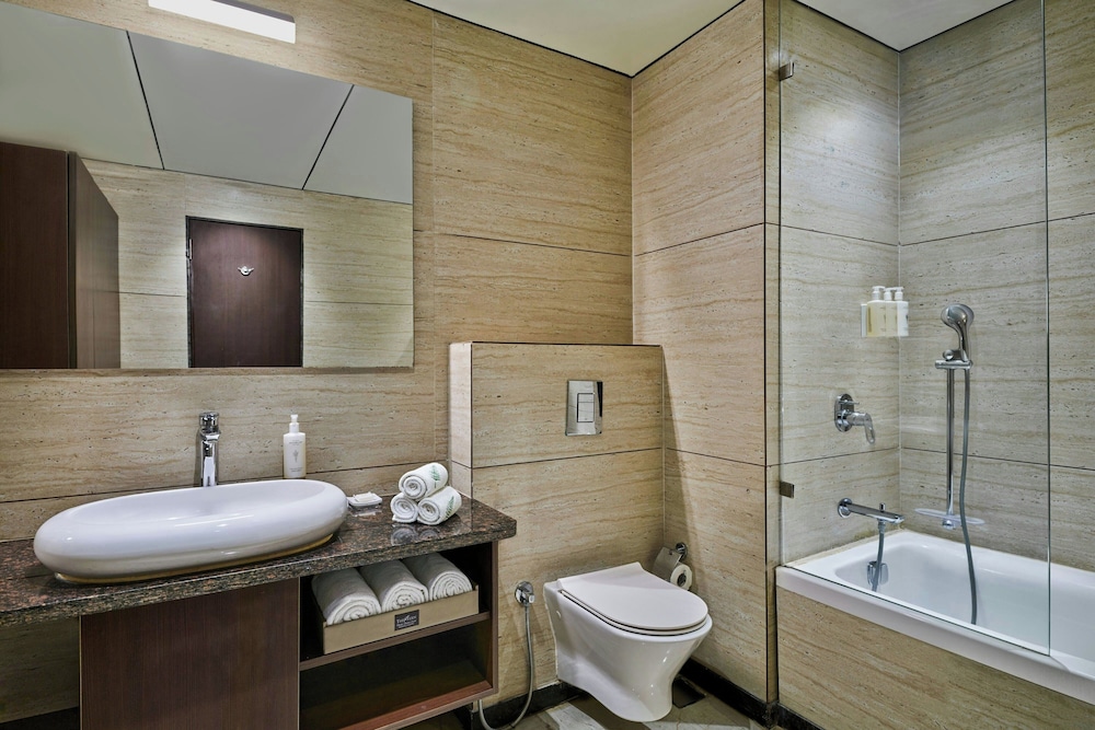 Classic Suite, 1 King Bed, City View - Photo 3