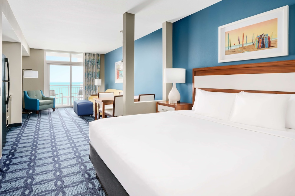 Suite, 1 King Bed, Non Smoking, Oceanfront photo 3