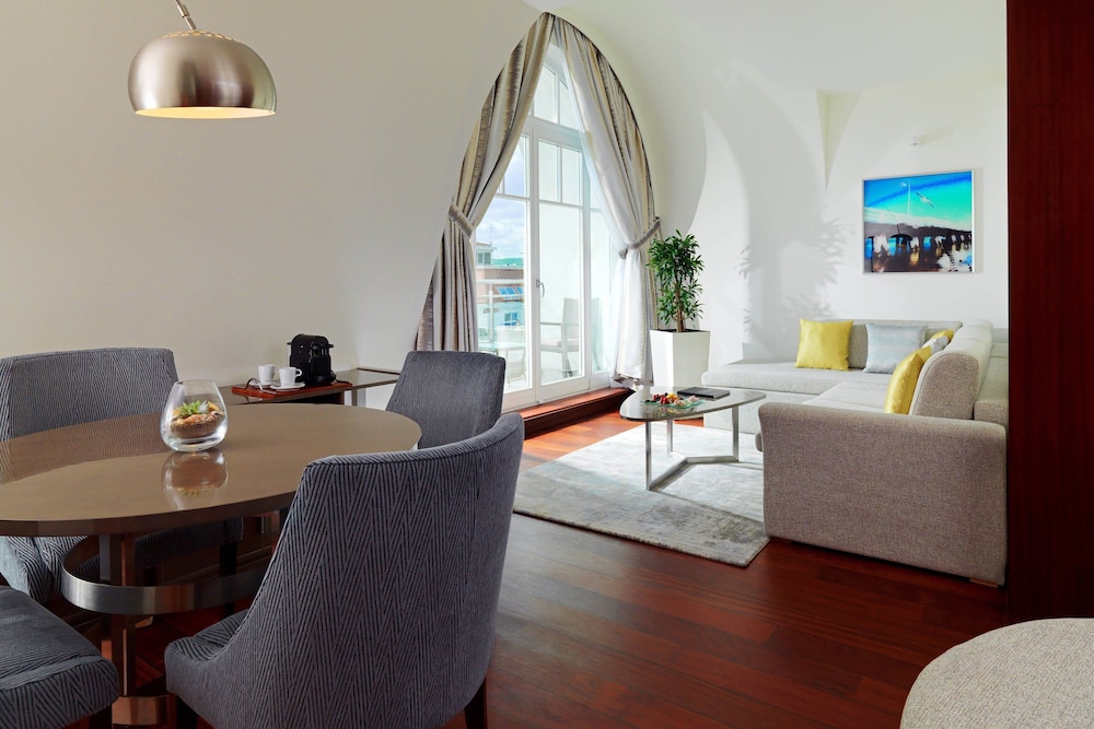 Club Suite, 1 Double Bed, Balcony thumbnail 5