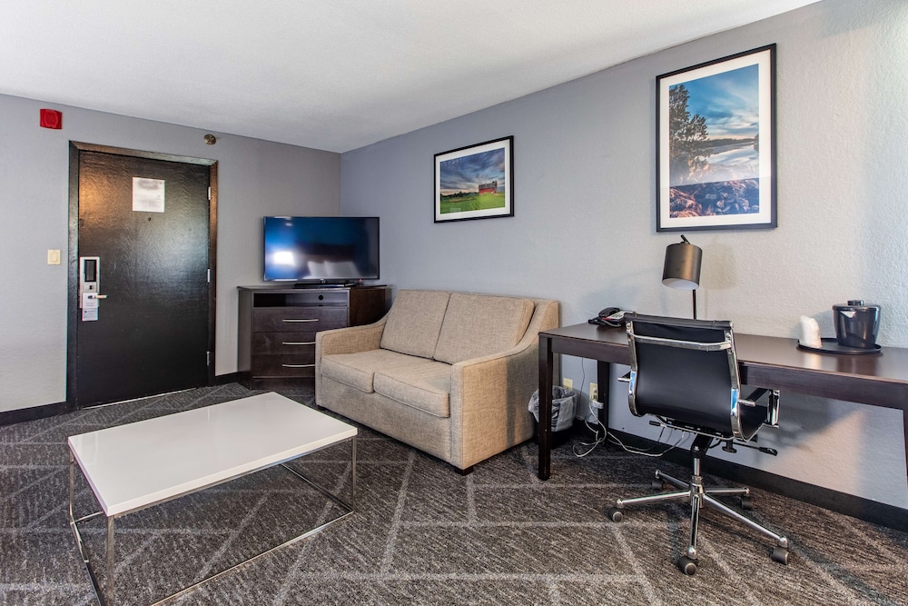 Executive Room, 2 Queen Beds, Refrigerator & Microwave, Pool View (Living Room) - Photo 3