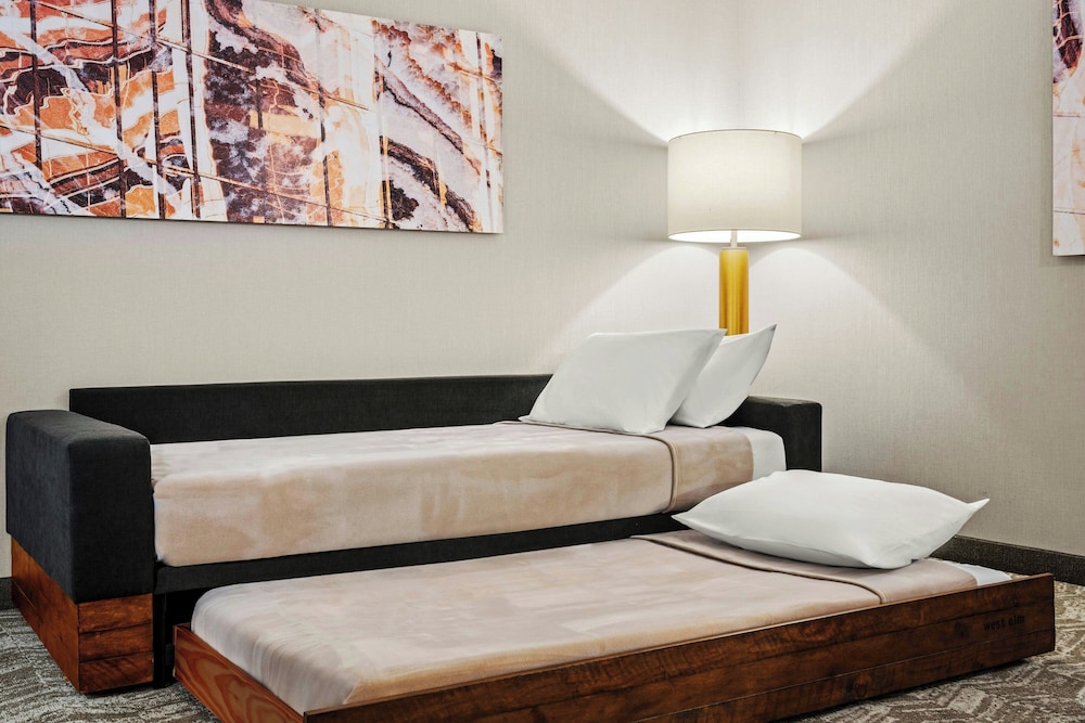 Suite, 2 Queen Beds (Mobility/Hearing Accessible, Tub) - Photo 4