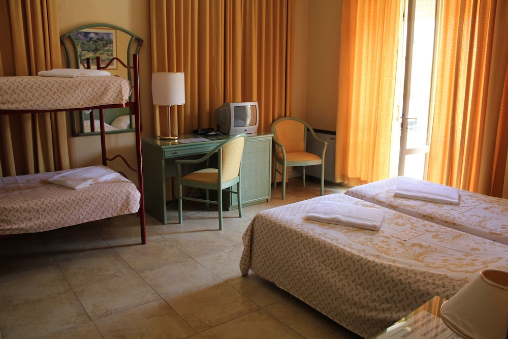Classic Quadruple Room, Terrace, Partial Sea View photo 1