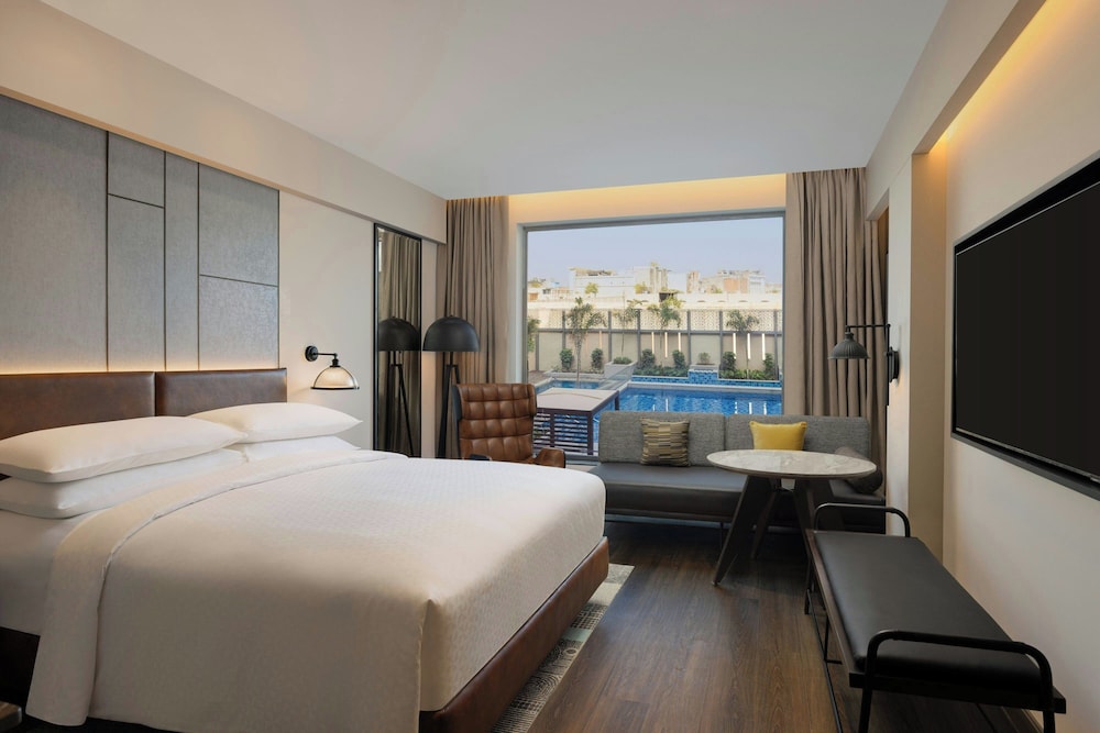 Deluxe Room, 1 King Bed, Pool View (View)