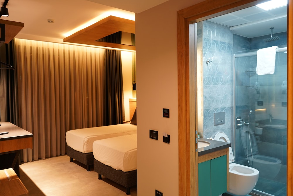 Standard Twin Room thumbnail 5