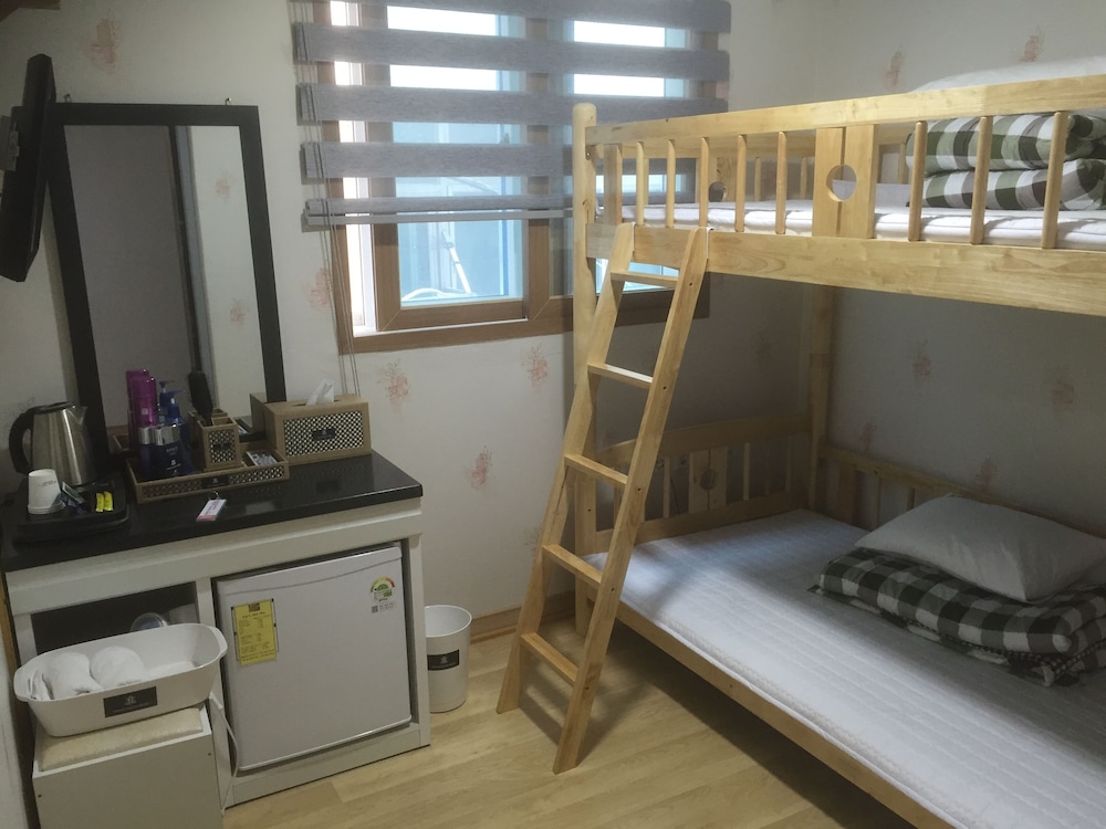 2 Pax Dormitory, Mixed Room, Outside Private Bathroom (Personal Netflix account available) photo 2