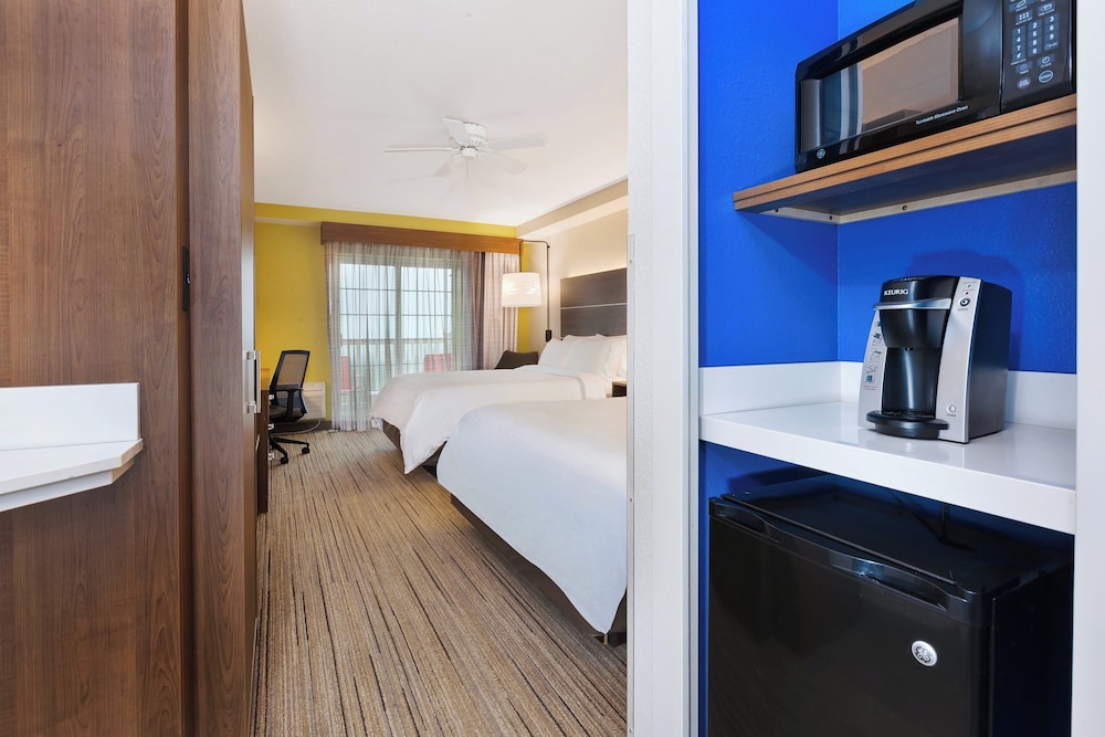 Standard Room, 2 Queen Beds - Photo 1