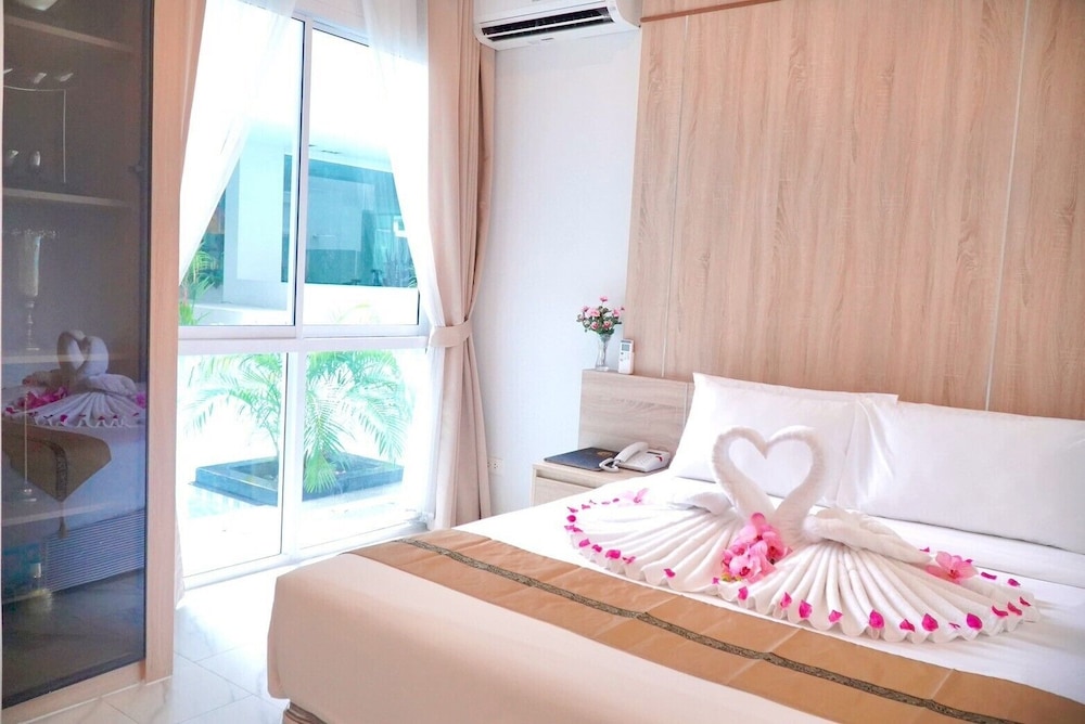 Deluxe Double or Twin Room, Poolside
