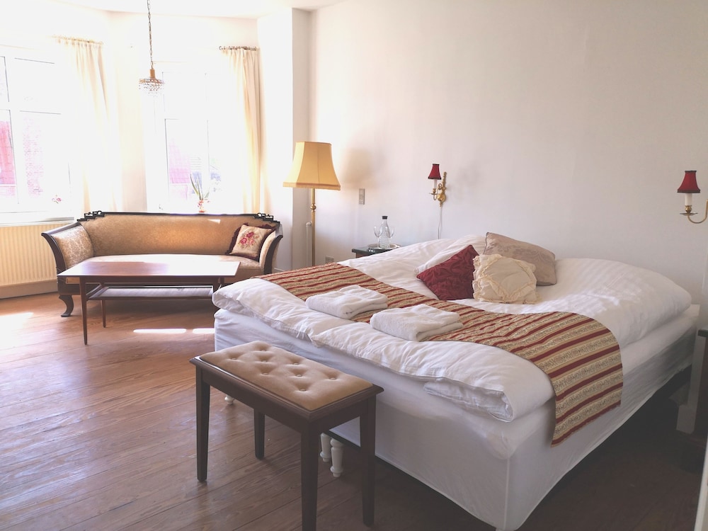 Suite, 1 Bedroom, Shared Bathroom