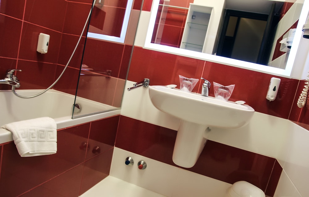 Deluxe Double or Twin Room - Photo 6