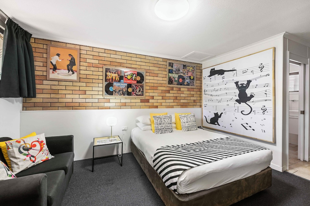 Queen Room photo 2