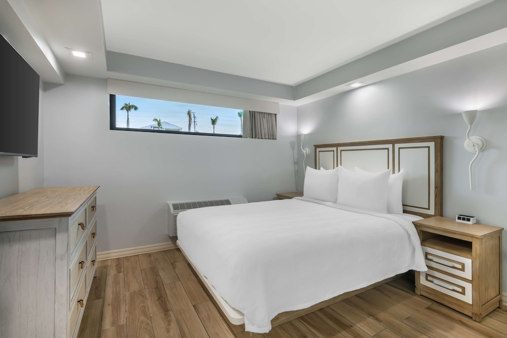 Suite, 2 Queen Beds, Accessible, Ground Floor (with Sofabed) - Photo 3